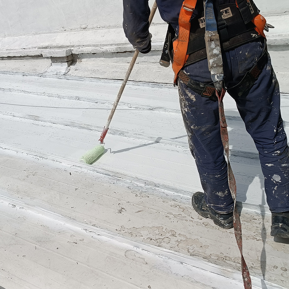hombre trabajador impermeabilizaci&oacute;n techo bogota