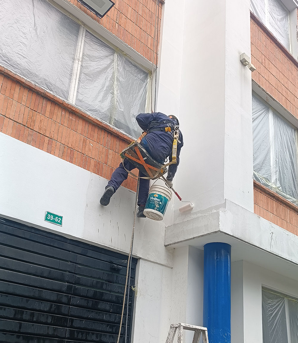 hombre pintura lavado fachada bogota