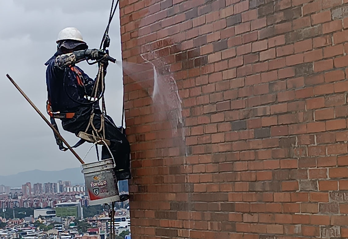 lavado fachada alturas bogota