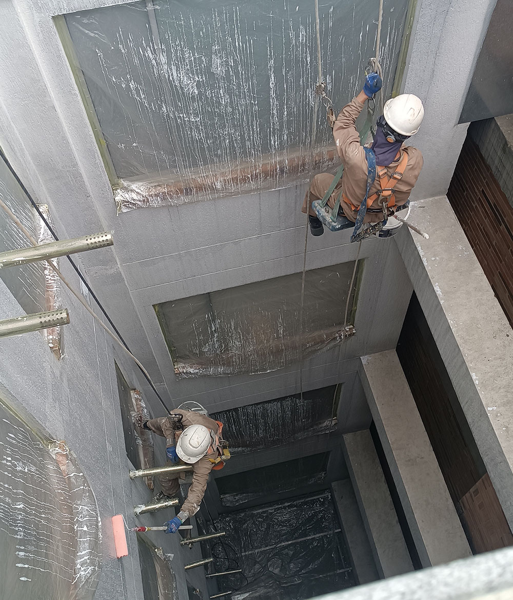 equipo lavando vidrios en las alturas bogota